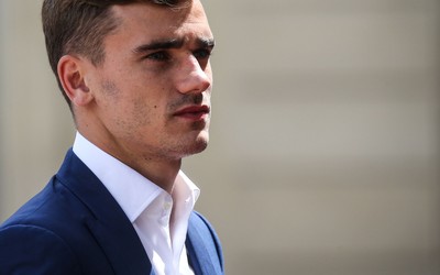 龙珠体育-刚仁举起奖杯瞬间